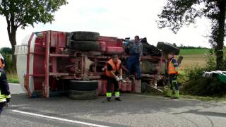 Lastwagen umgekippt  Fahrer leicht verletzt [upl. by Yema]